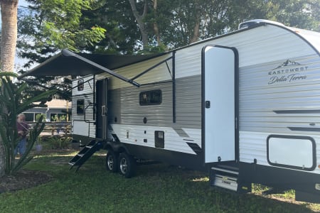 Sarasota FL Spacious 38' Family Travel Trailer | Sleeps 10 | Delivery Setup Included