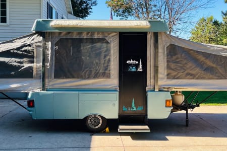 MENOMONIE WI Beautifully Restored Vintage Pop-Up – 1989 Coleman Laramie