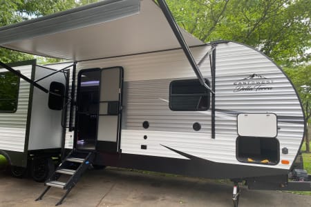 Plantsville CT 2021 35ft Travel Trailer - Spacious, yet cozy! Delivery Only