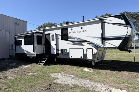 Eustis FL 2021 Keystone Montana 3931FB – Luxury Fifth Wheel – Front Bath