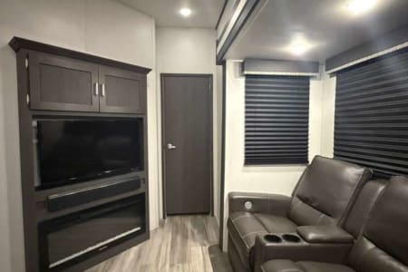 Lady Lake FL CL130 2022 SPRINTER CAMPFIRE 33BH