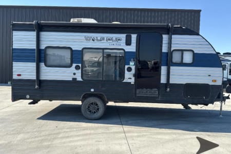Monrovia CA Cozy Trailer Wolf Pup 18RJB