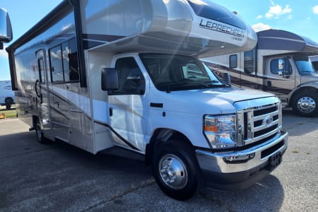 Bryon GA 2022 Coachmen Leprechaun Premier – Luxury Class C RV (Sleeps 6–8)