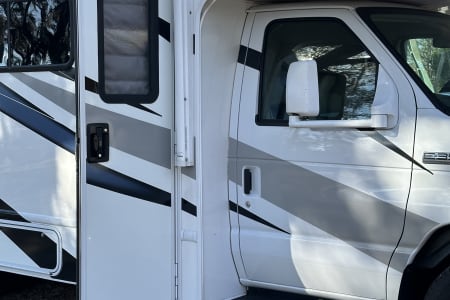 Sebring FL Spacious Camper for all your outdoor camping need
