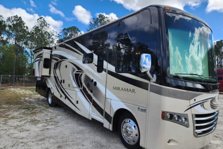 Ocala FL Luxury 2017 Thor Miramar | Sleeps 6 | Delivery Available | Pet Friendly