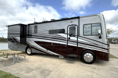 Aubrey TX 2024 Fleetwood Bounder 36'