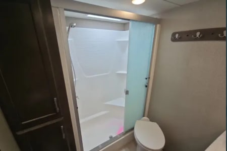 Lithia FL Shania Solitude Luxury 5th wheel,Sleeps 6,HUGE kitchan,Washer dryer, genera