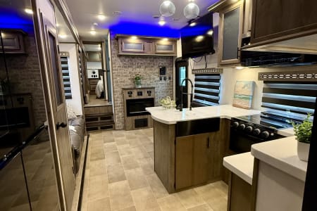 Myakka City FL Forest River Vengeance Armored Rogue 371A13 ***King Bed & 2 Baths***