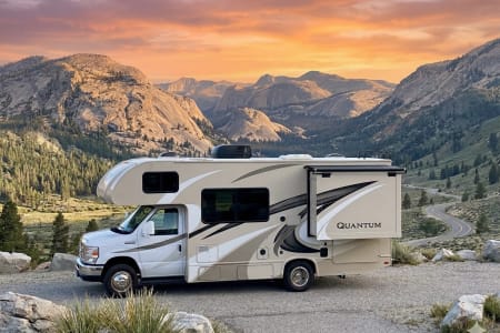 Grass Valley CA 2017 Thor Motor Coach Quantum 22RS – Compact, Comfortable & Adventure-Rea