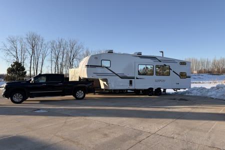 Suamico WI Brand new 5th Wheel Camper, Forest River Arctic Wolf