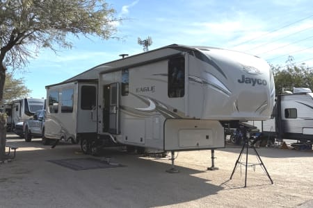 Palmyra PA Spacious Fifth Wheel near Hersheypark – Sleeps 4-Delivery & Set Up Only