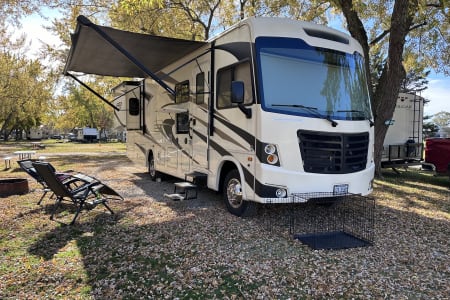 South Chicago Heights IL Family-Friendly Class A RV | Easy to Drive | Fully Equipped | FR3 30DS