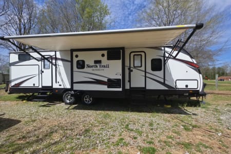 Spacious Triple-Slide North Trail 33BKSS. Perfect Family Bunkhouse