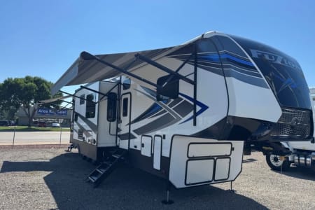 2020 Toyhauler - Perfect for the whole family!! Delivery Only
