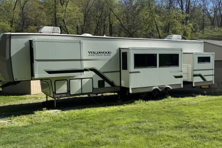 Luxury 43' Fifth Wheel | Sleeps 9+ | Delivery & Setup Included