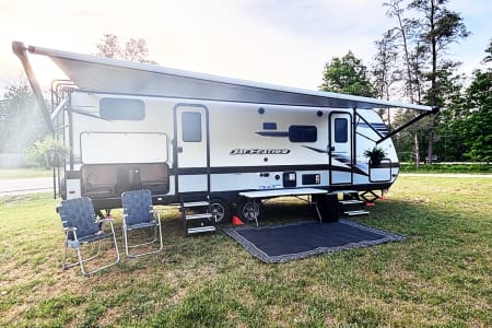 *New Car Smell* Monochrome Jayco with Spacious Bunks and Outdoor Kitchen