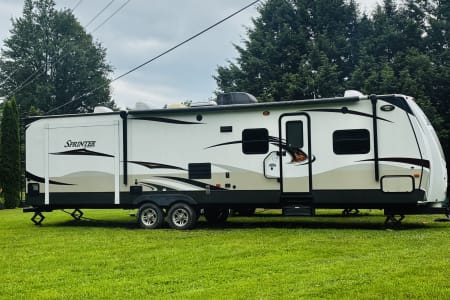 37 foot large spacious camper perfect for family!