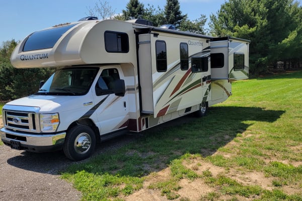 2020 Thor Quantum w/ King Bed
