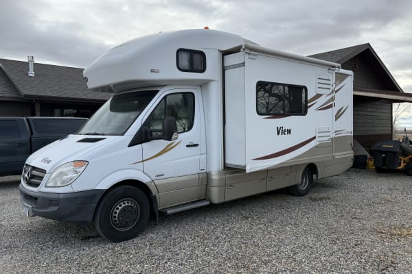 24' Winnebago View- Easy to Drive, Fully Equipped!