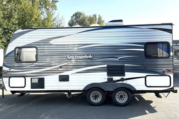 Comfortable Lightweight Camper with Queen Bed, Sleeps 3