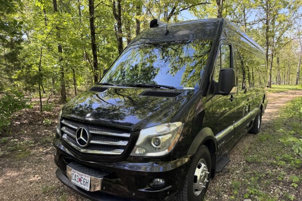 Airstream Grand Tour EXT-The Black Pearl