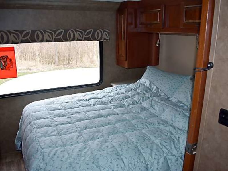 Queen size bed in rear slide-out