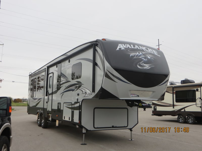 2017 Avalanche 5th Wheel