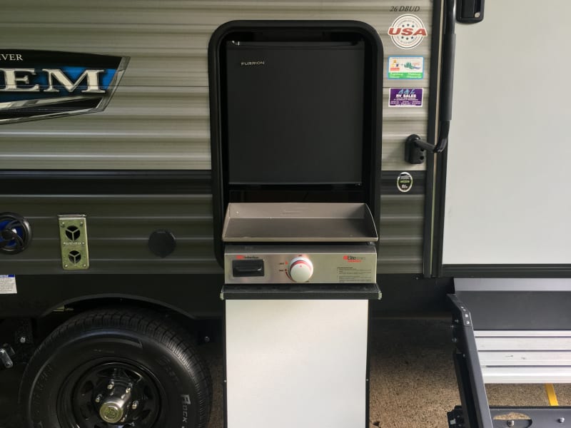 Outdoor Griddle and Fridge