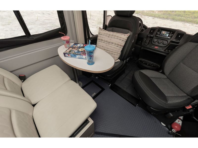 Dinette seating w/3-point seat belts