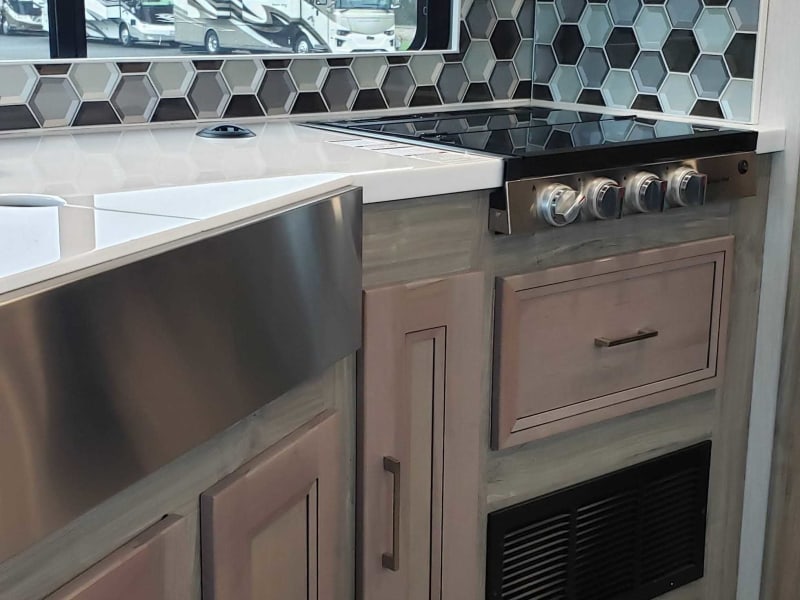Love that huge single compartment  sink.  Want to put one in our house now.