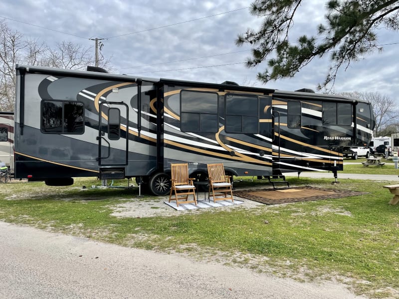Travel in a RV Rent the Luxury 5th Wheel Toy Hauler 1.5 Bath