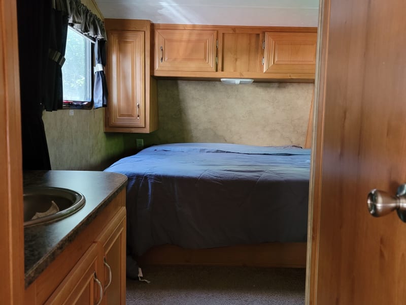 Upper bed room with 1 queen bed and plenty of storage 