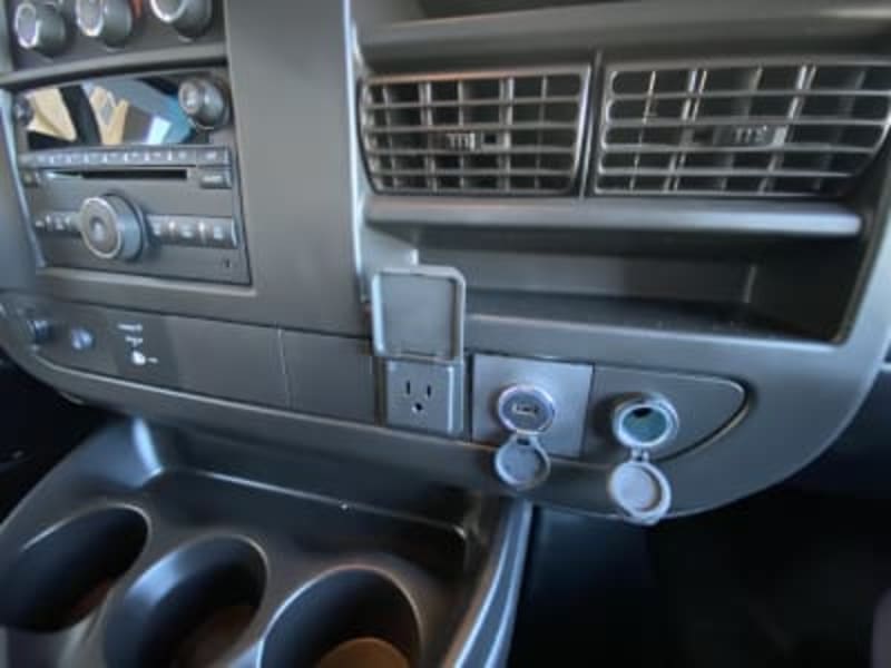 Cupholders, CD player, Radio, Outlet, controls