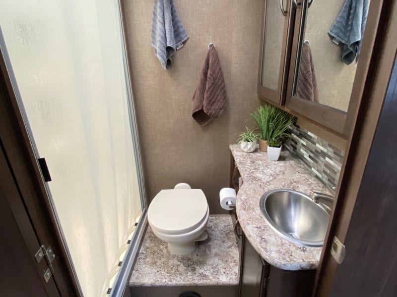 Convenience on the go! 🚐💧 Our RV bathroom is fully equipped, so you can enjoy comfort and privacy no matter where you are. Ready for a fresh start to your next adventure!