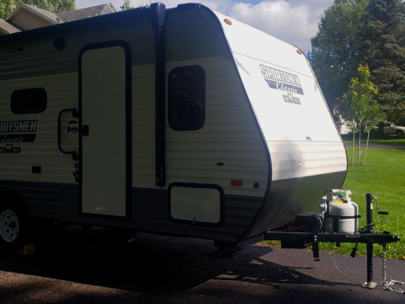 Propane, battery, and manual front leveler stand. This gives you a good view of the awning retracted.