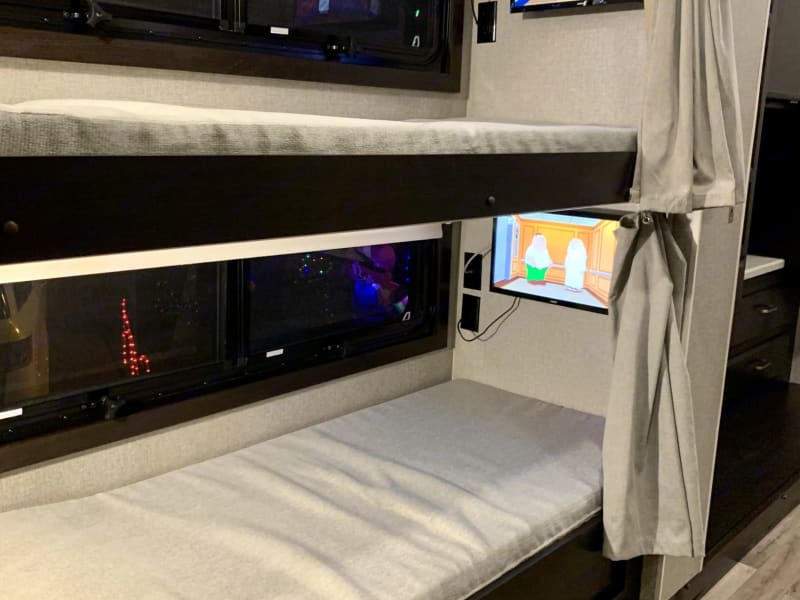 Room for the whole family! Cozy Bunkhouse with TVs in each bunk!