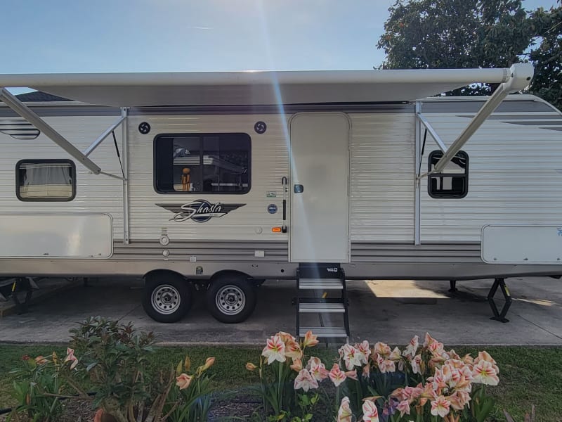 awning, handrail, bluetooh speakers, cable hookup, propane hookup, 2 sinks, outdoor drink fridge