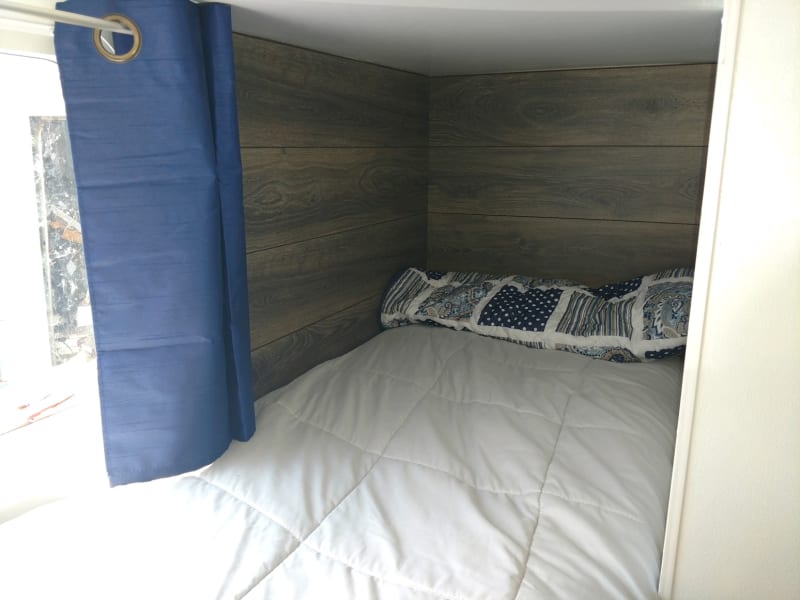 Bunkbed (bottom bunk)