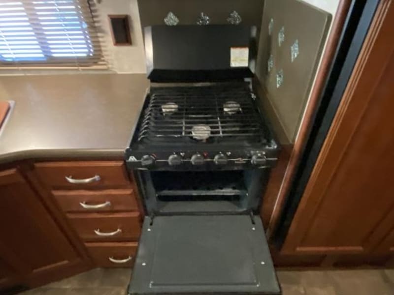 Kitchen 
Gas Stove/Oven 
Propane/Electric Fridge