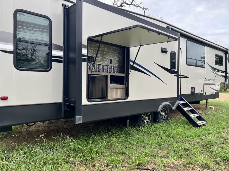 Side with outside fridge area open 