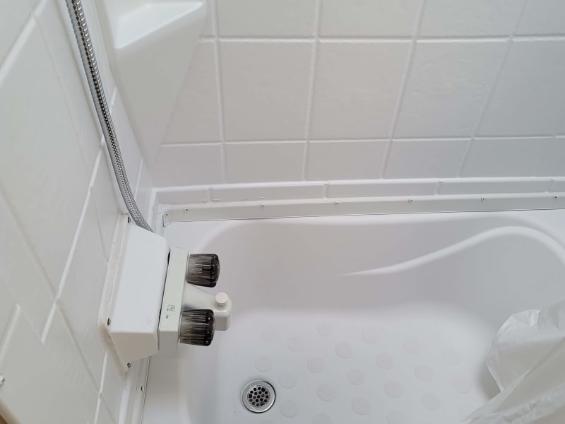 Nice deep tub& shower combo. Remove able a hand held shower head.