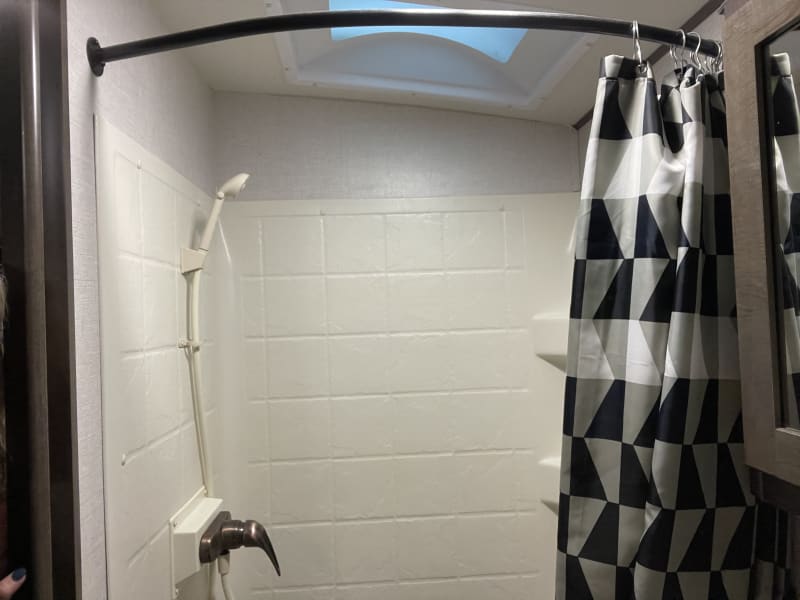 Shower w/curved rod