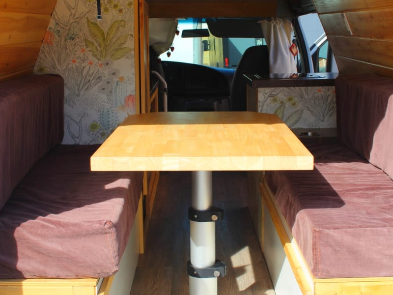 Dinette, 2 seatbelts on each side