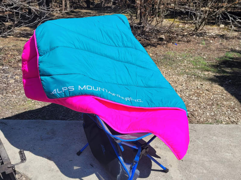 ADD-ON option: pink and blue camping blanket (54x80 inches).
Does not come with rental, can be selected in add-ons