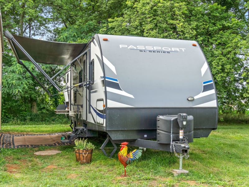 Pick up location 
Photo shows hitch system and external propane system (two tanks). 
