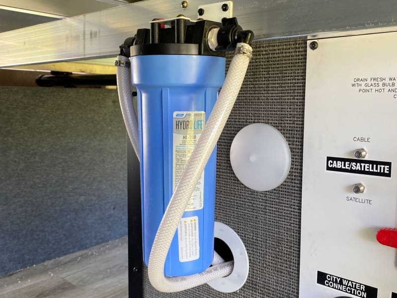 Pure water on the go! This unit is equipped with a whole-unit water filter, ensuring clean and filtered water throughout. 