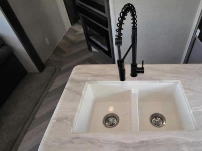 Double sink with two setting for spraying and normal sink washes!