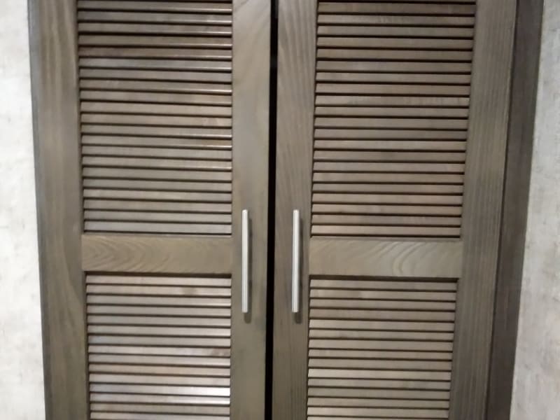 The closet doors must be latched completely when you are driving