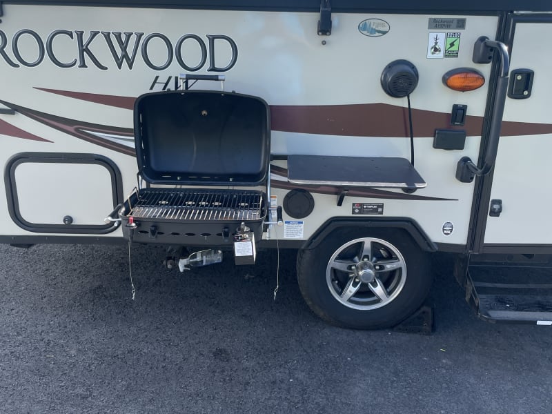 Side mounted propane BBQ & table 