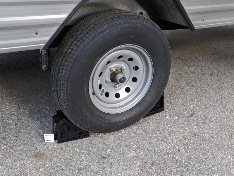 4 wheel chocks included for safety